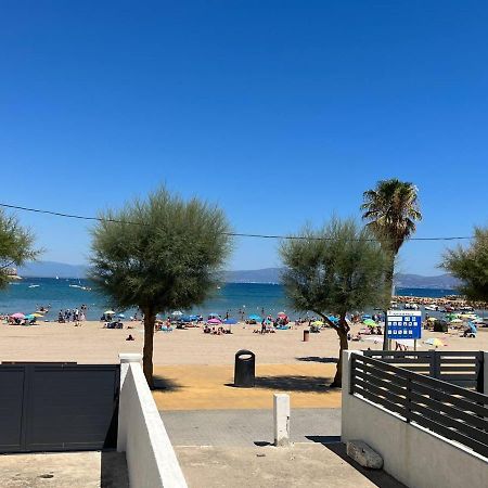 Apartamento En La Playa. Free Parking. Free Wifi L' Escala Esterno foto