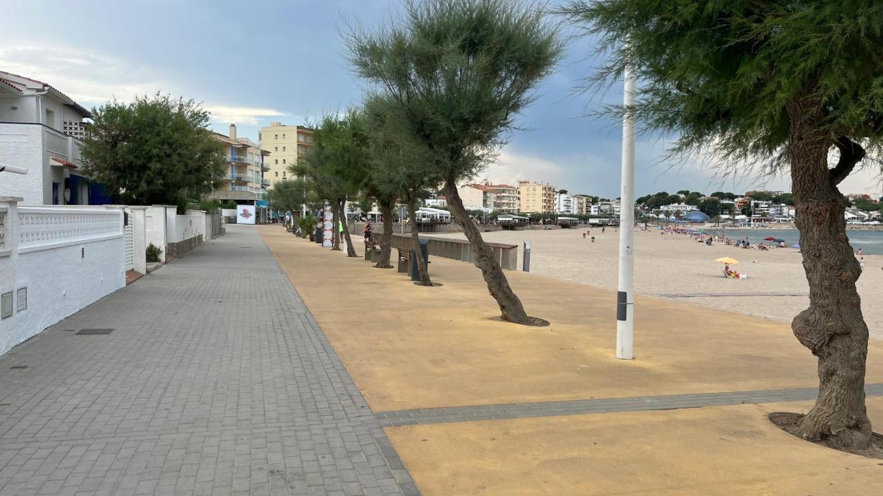 Apartamento En La Playa. Free Parking. Free Wifi L' Escala Esterno foto