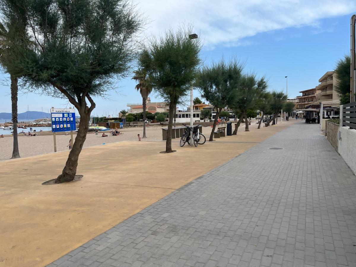 Apartamento En La Playa. Free Parking. Free Wifi L' Escala Esterno foto